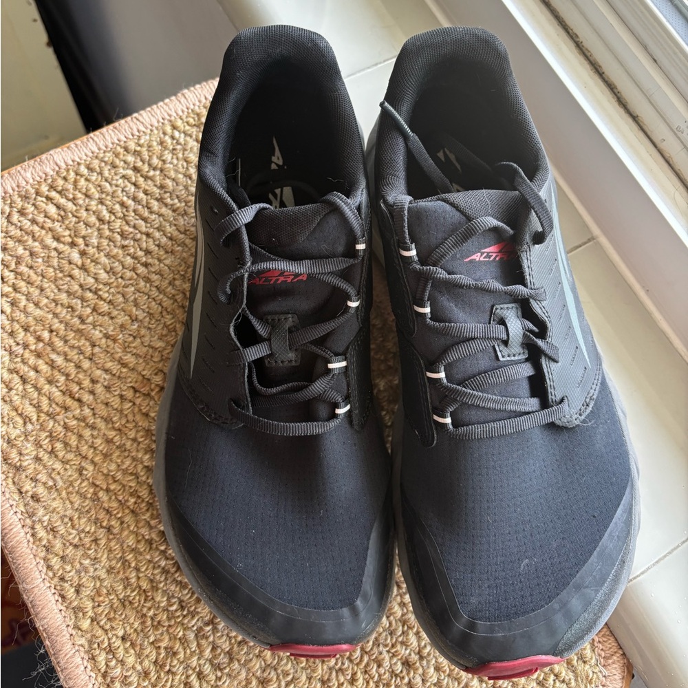 EUC Altra Men's Black Running Shoes